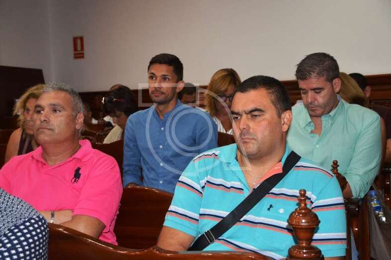 Directivos del Castro Morales entre el poco público que asistió al Pleno (Foto TA)